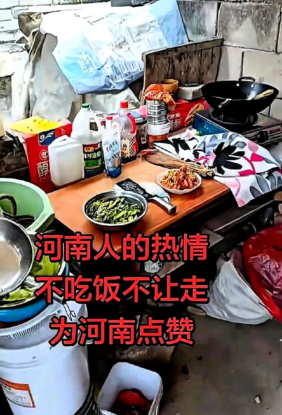 收割机师傅们算是栽在河南了。
不是机器坏了，也不是路走不通。而是刚想踩油门，一碗