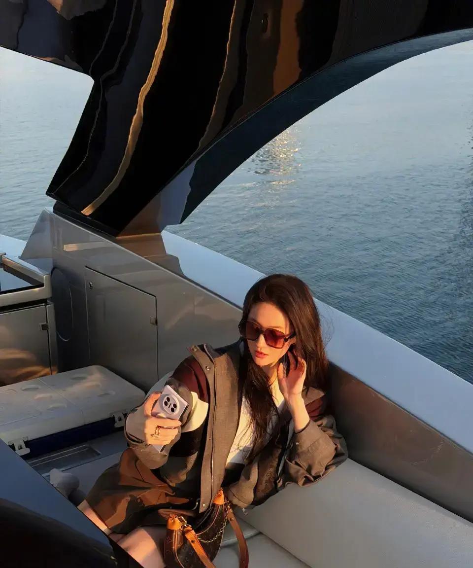 你蹲了三个月刘亦菲新剧官宣？其实她团队正用“分段签约”把消息锁死——连广电备案都