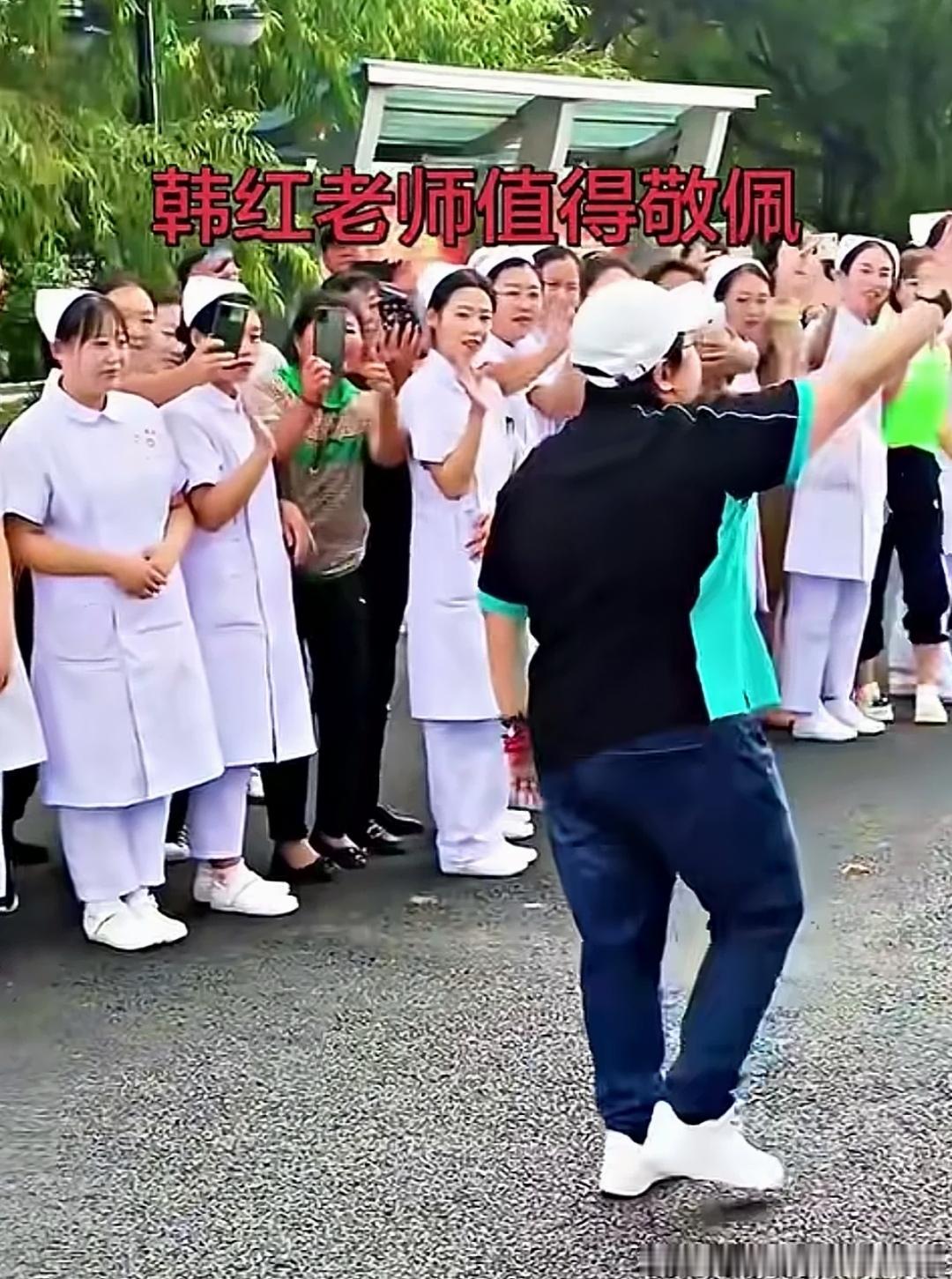 韩红被推上舆论的风口浪尖，连做公益时邀请明星助阵、前呼后拥也被指责。实际上，即便