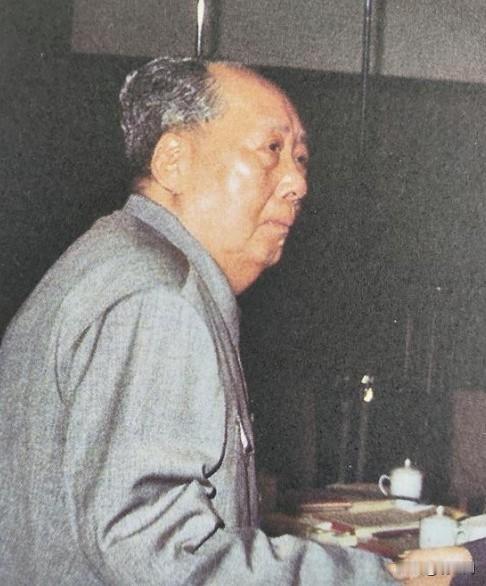 1976年，伟人临终前在纸上画了三道横线，朝床头点了三下，至今无人能解

197