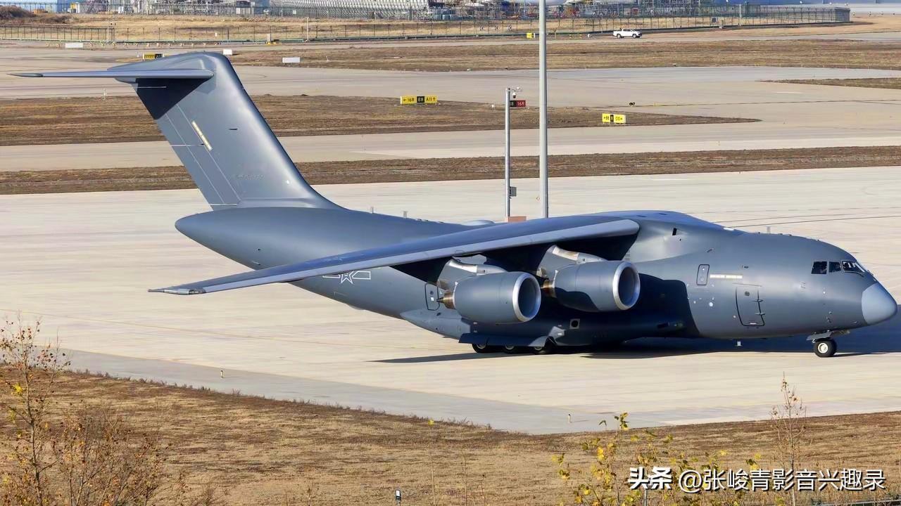 有人觉得运-20的外置翼盒设计相比美国C-17内置翼盒设计，机身外观看着不够平滑
