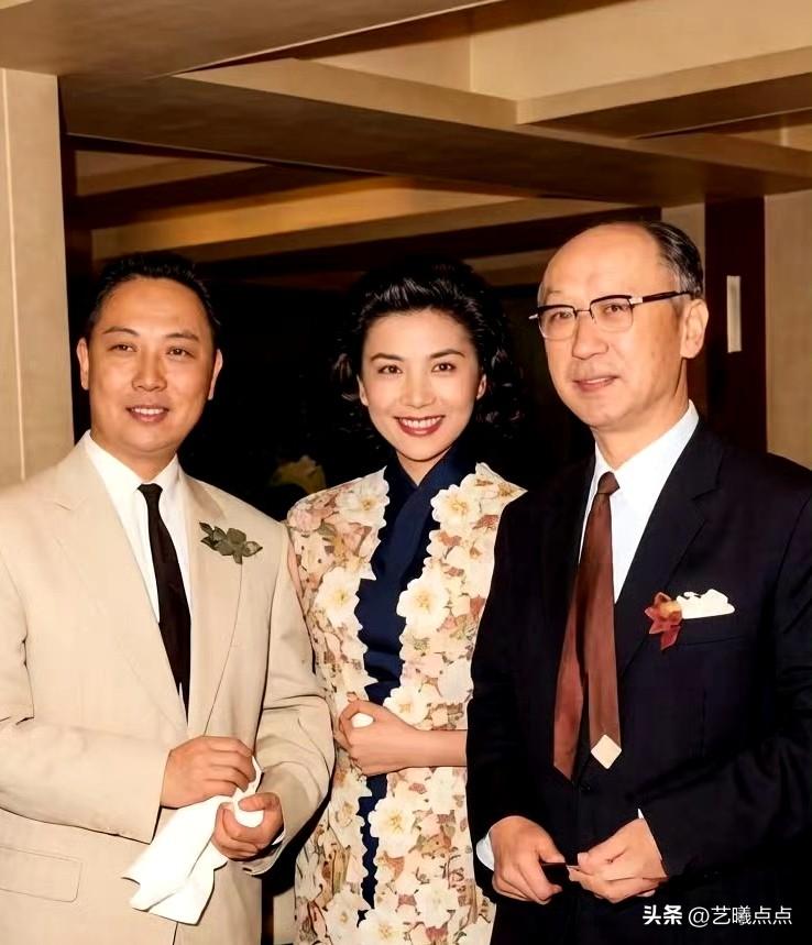 六十年代初，两位京剧名家赴香港演出京剧，引发了极大的轰动。香港大明星夏梦痴迷京剧