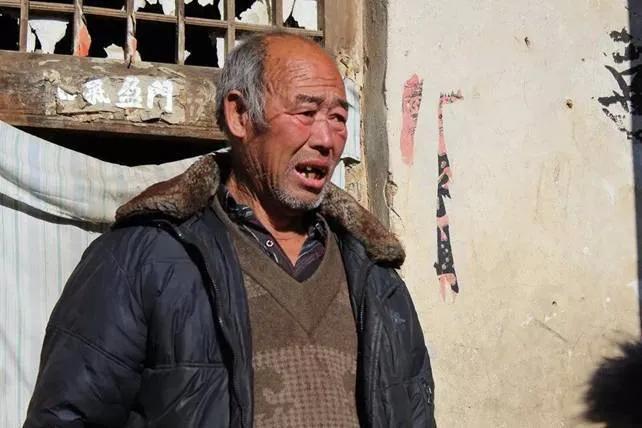 老丈人昨晚上给我跪下了，求我卖房子给他治病。其实，他没啥要死的病，就是一些老年病