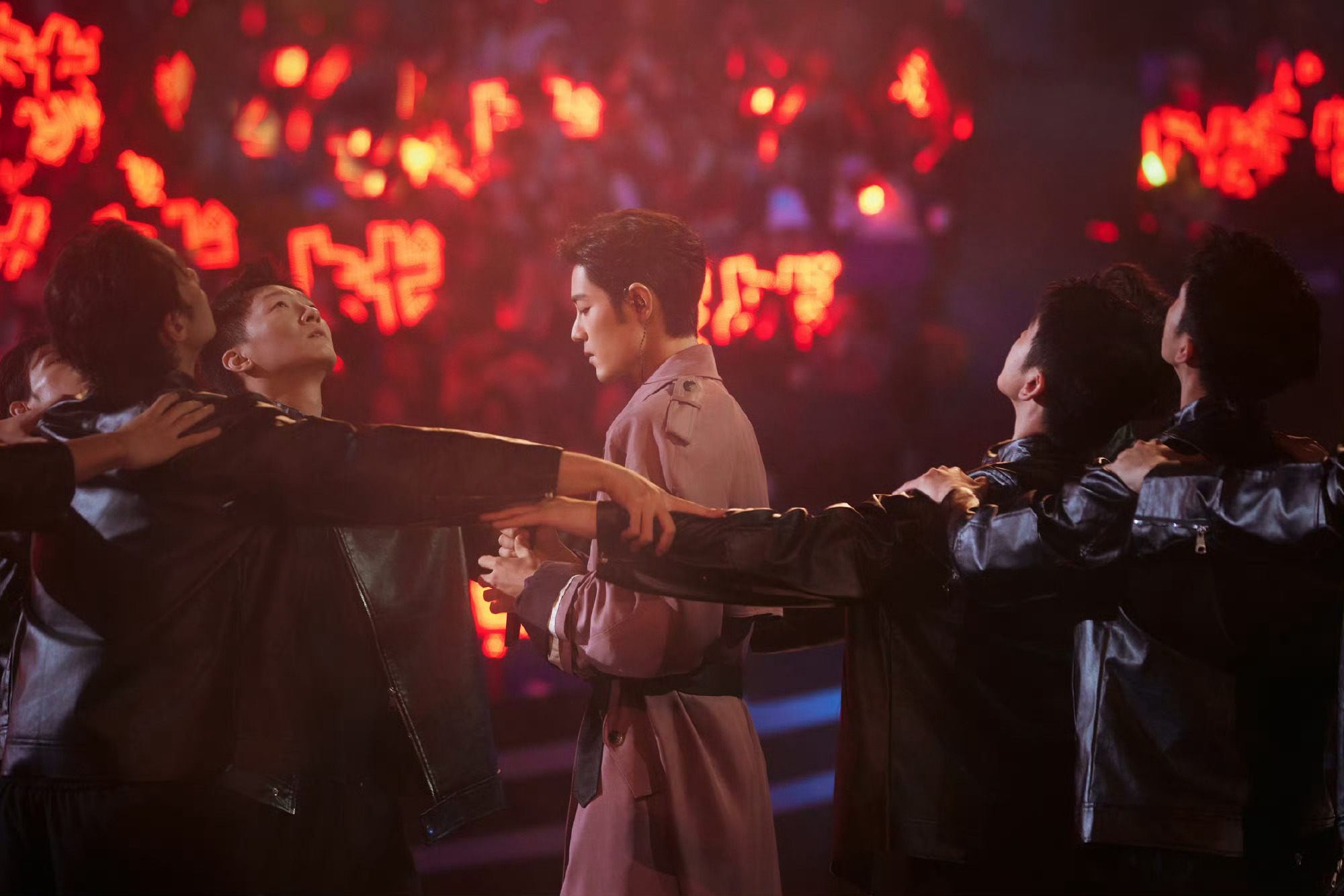 肖战工作室背景是红海最浪漫的事就是战虾99，双向奔赴，你懂我，我懂你的心心相惜～