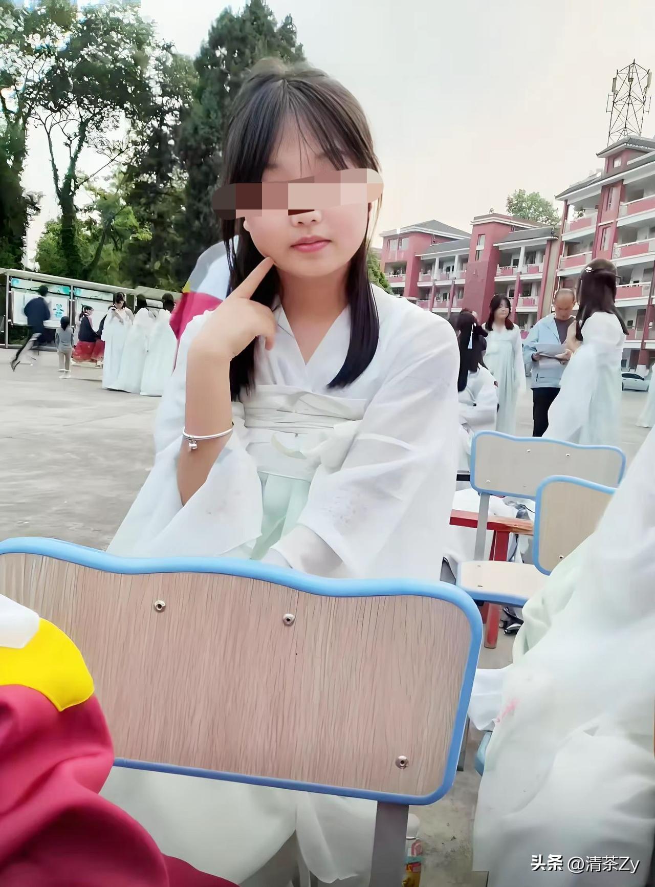 没人性！14岁的中学生，晚上杀人后装作像没事人一样，大清早竟然还跟着妈妈上山去采