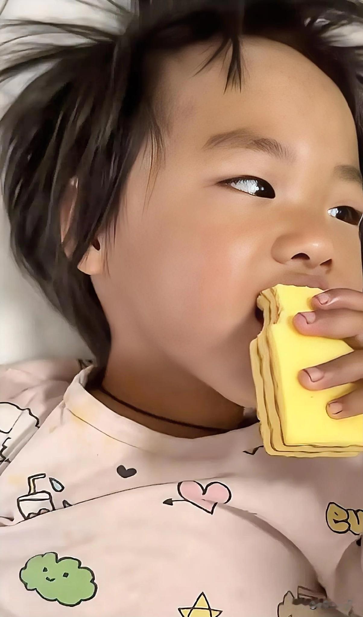 难怪4岁走丢女童丁一一直在住院，而且总是躺着。

四岁走丢女童丁一最新进展：腿能