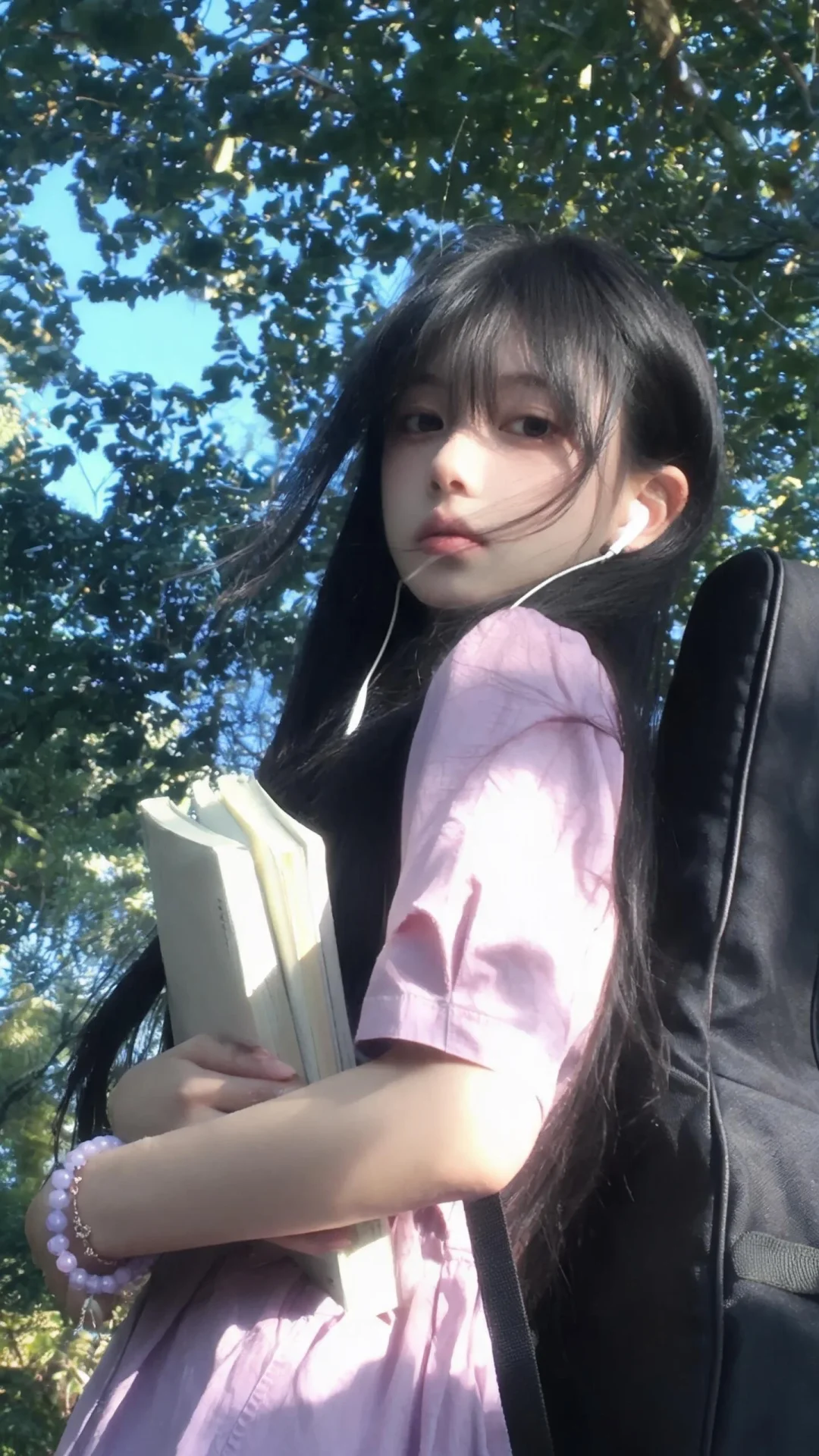 一位长发及腰可爱的女生。五官清晰，真实，构图随意却尽显生活中的绚丽日常...