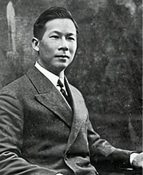 1975年4月，蒋介石躺在病床上临终时，说出了这么多年，为什么一直不放了张学良的