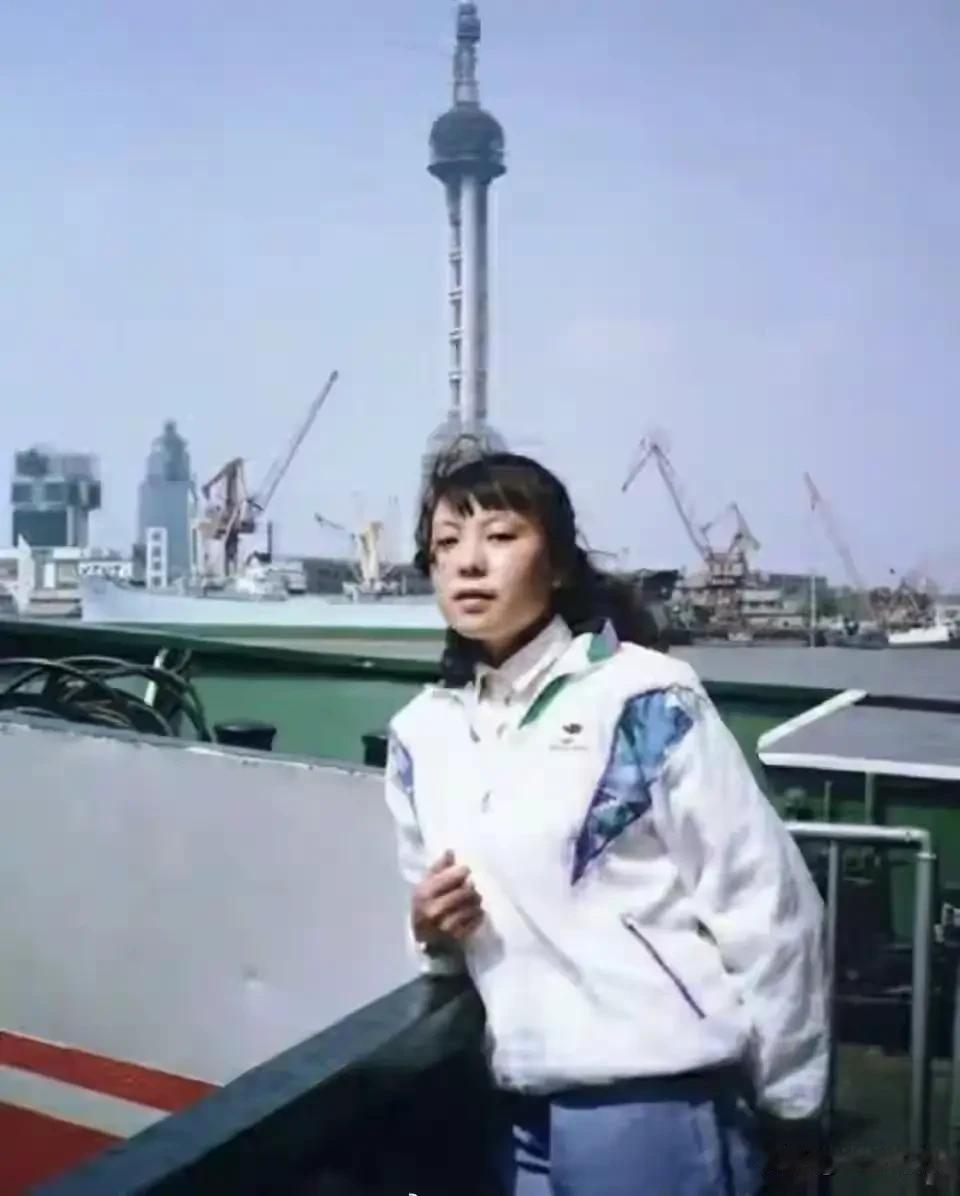 1993年，在上海黄浦江边，21岁的朱令留下了这张珍贵留影。她穿着运动装，身姿挺