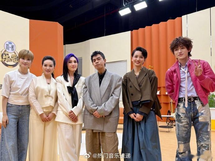杨千嬅晒国乐无双合照杨千嬅发国乐无双大合照 杨千嬅晒了和李宇春、陈小春、宋亚轩等