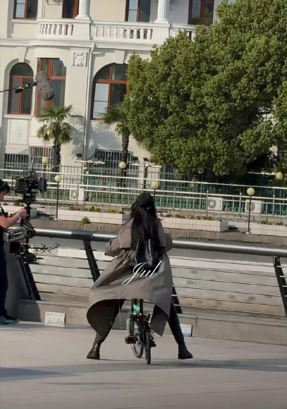 迪丽热巴用腿刹车大长腿[哇] ​​​