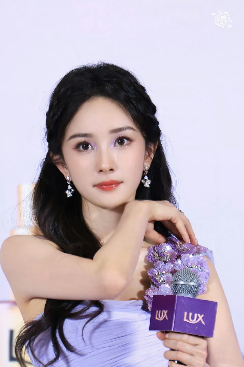 #赵丽颖杨幂同款眼妆#杨幂和赵丽颖出席不同重要场合竟然眼妆这么相似，都是同款紫色