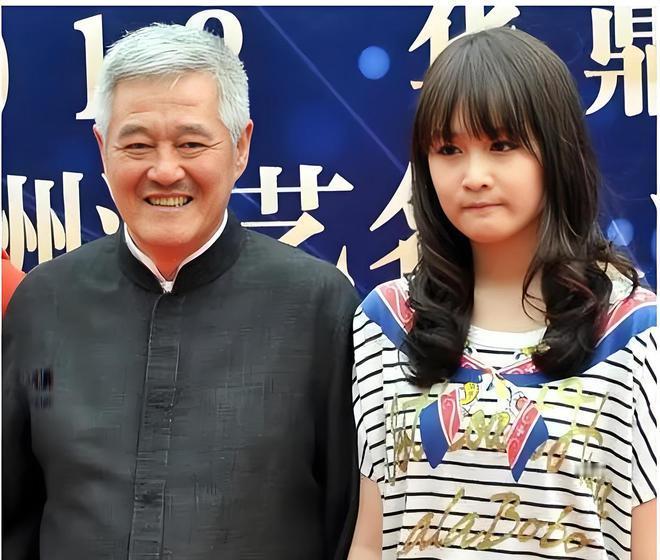 赵本山女儿赵珈萱承受巨大压力，直播带货养家糊口，一边带孩子一边应对网络冷嘲热讽。