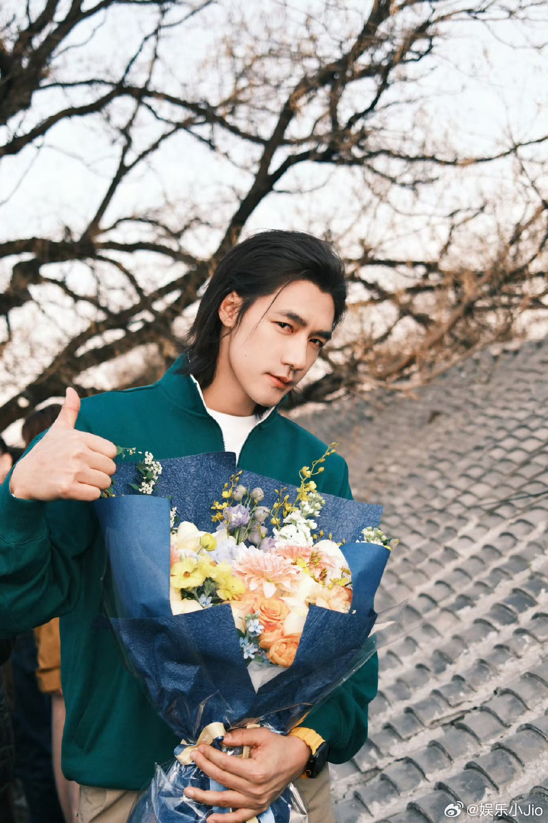 此沙张典和花花此沙张典捧花照此沙张典捧花来，帅得让人乐开怀。花美更添人俊朗，画面