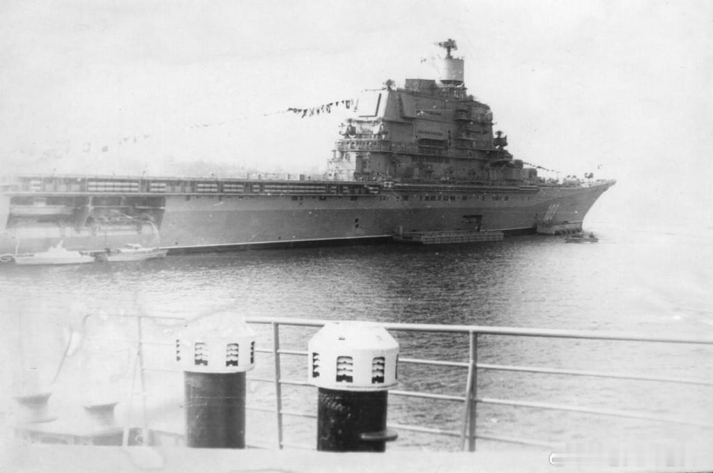 苏联海军巴库号重型载机巡洋舰特写照，摄于1987-88年。可见各种细节以及甲板上