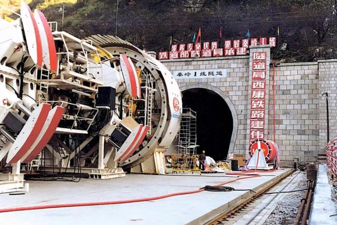 1997年在修建秦岭隧道时必须购买盾构机，可是德商要价3.5亿一台！拒绝议价，什