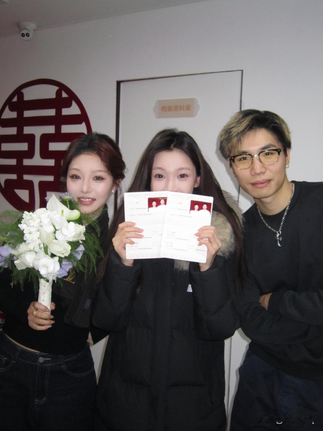 易梦玲见证好友领证，也许是一路见证了两人的幸福，她比当事人还要激动，感性地哭成泪