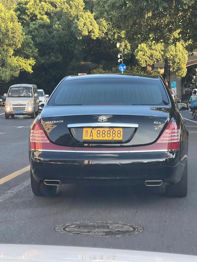 女车主摇中88888车牌有人现场出价110万88888都能被摇到，真的是走了大运