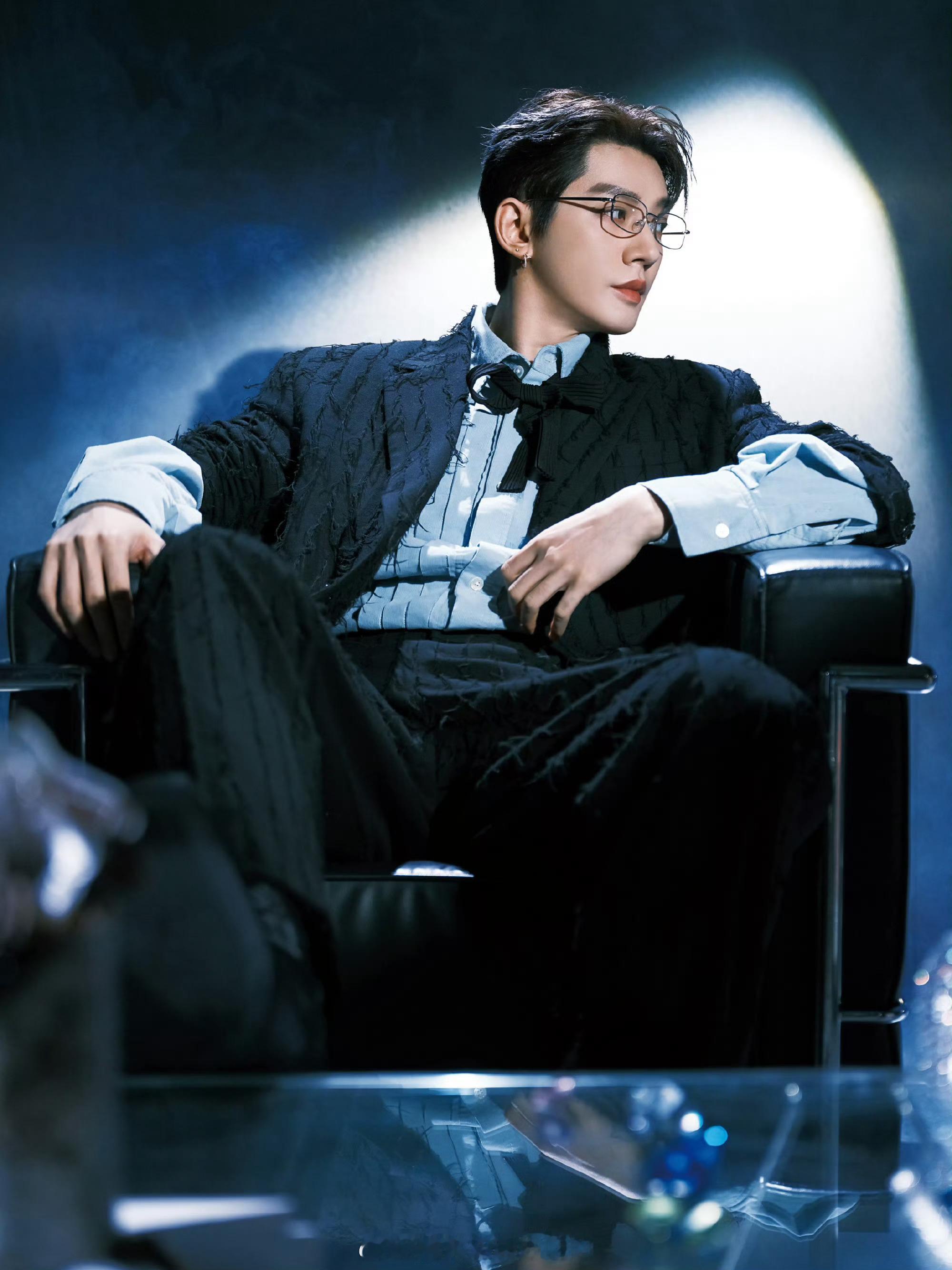 我太爱这组金丝眼镜造型了...冷静自持的精英范儿，脑内108个适配的角色了为子，