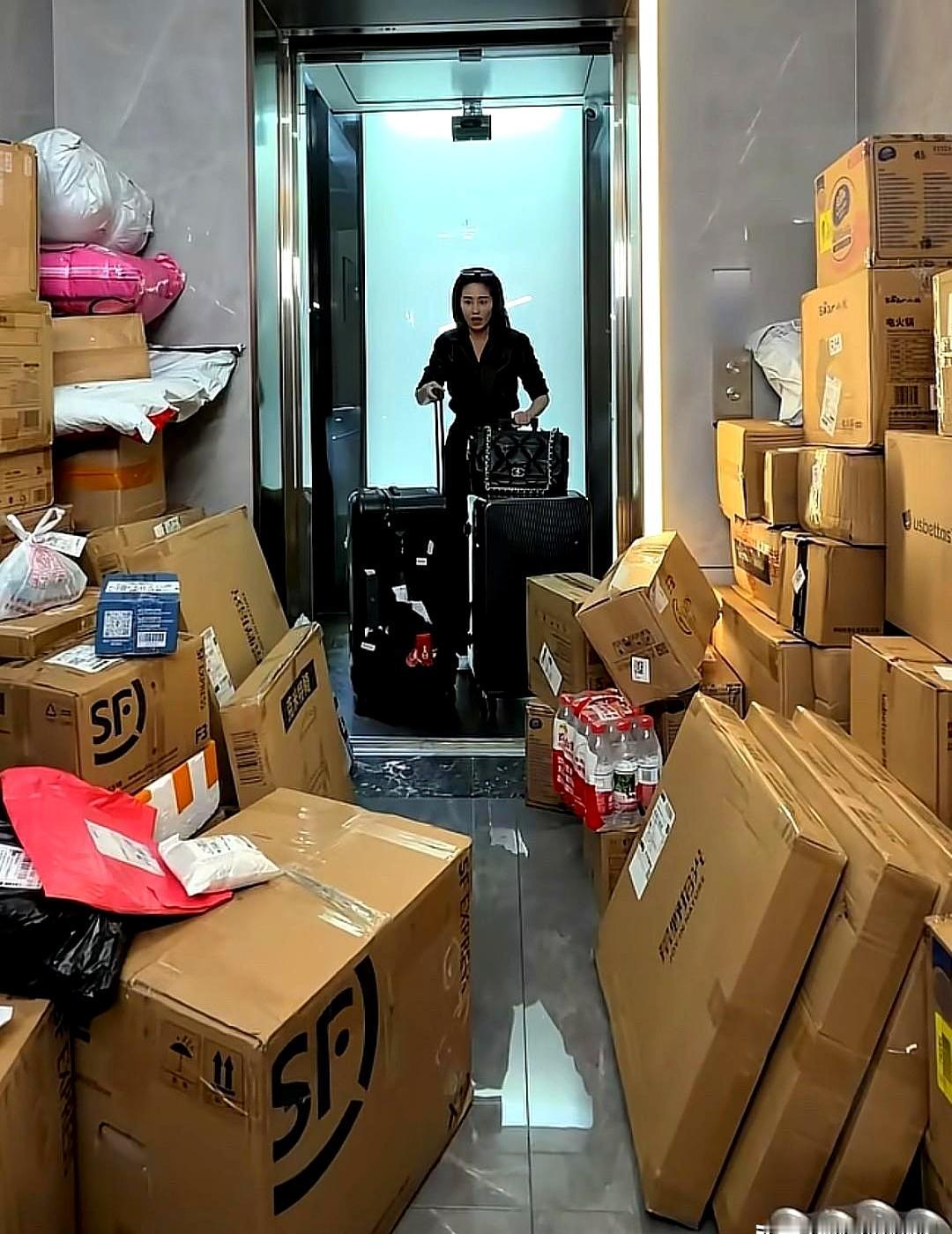 看了颖儿在昆明租房拆快递的画面，真有点被震住了。
说实话，这哪像普通人租房，分明