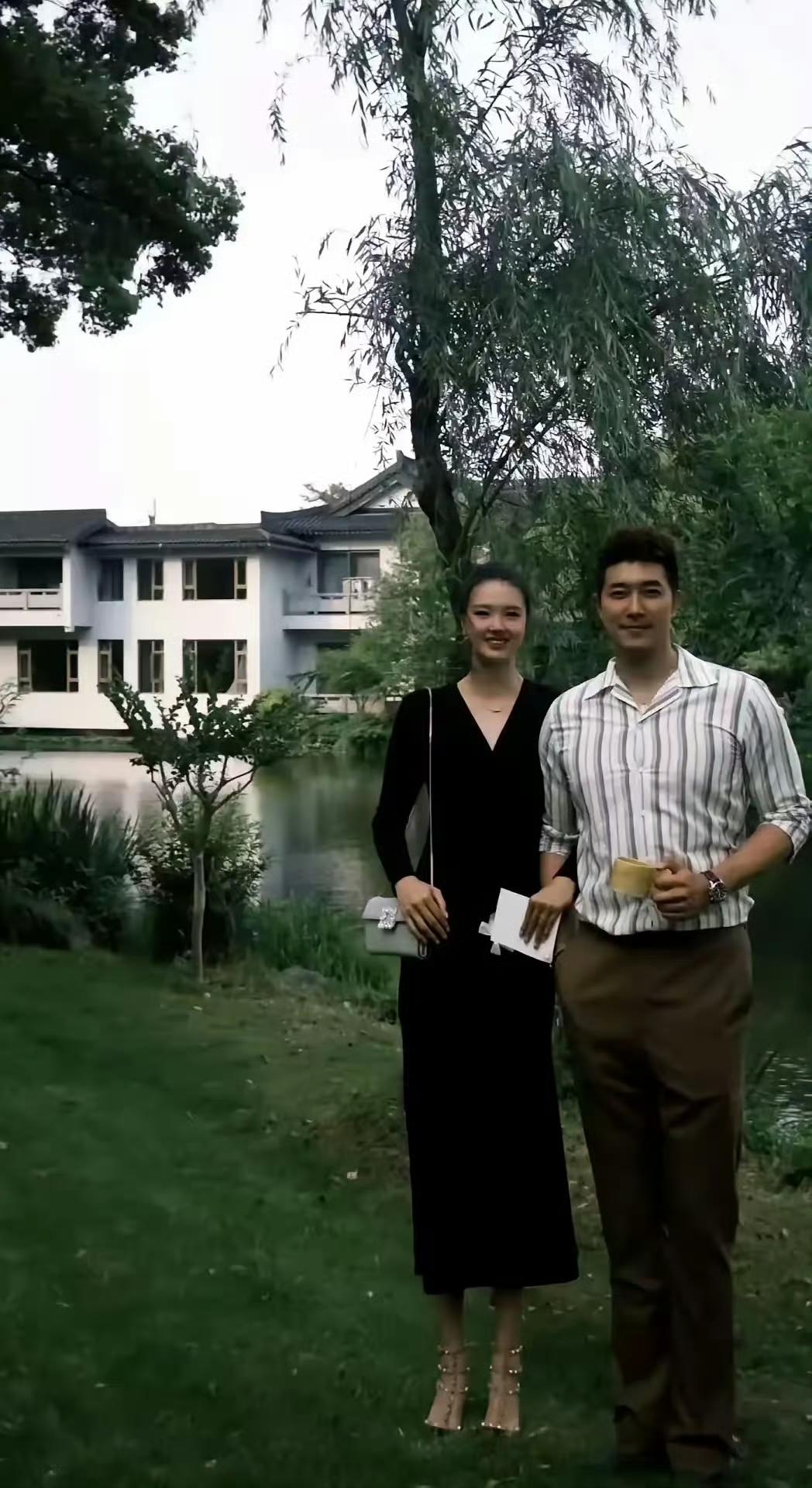 张常宁：冠希，网上又在说咱们该赶紧生孩子，说咱俩身高基因太优秀了。

吴冠希：（