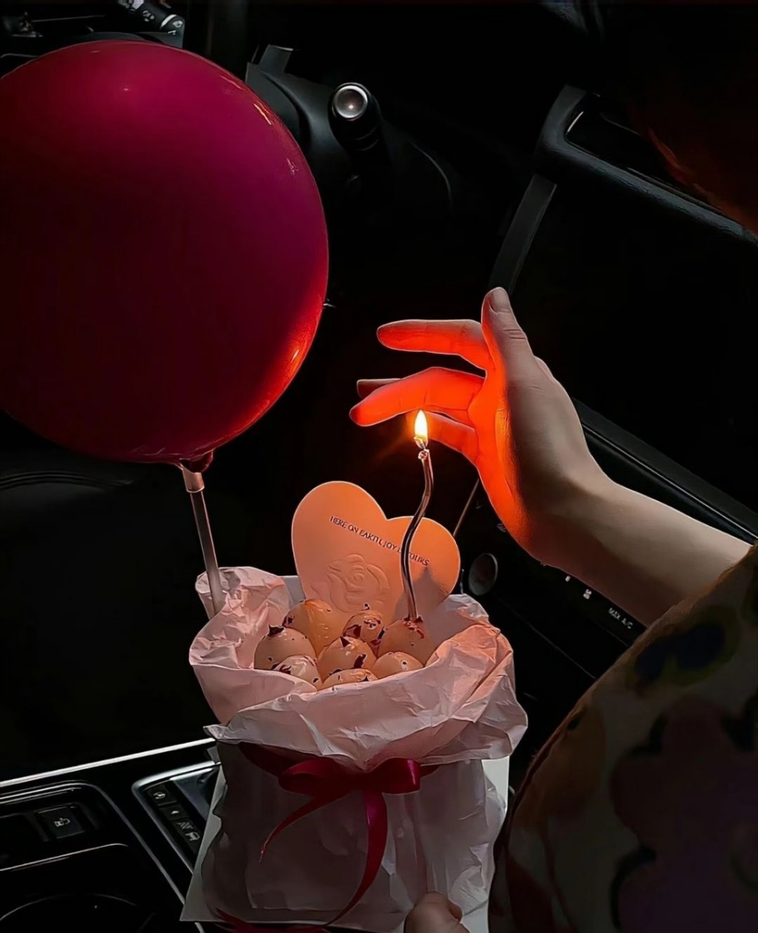 过生日的格局一下就打开了不再执着蛋糕礼物，有人陪伴、平安顺遂，就是生日最好的答卷