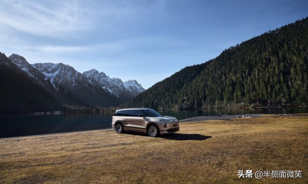 座椅配置上，上汽大众提出“全员平权”的概念。副驾和二排都给了零重力座椅，还带动态