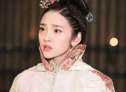 1612年，努尔哈赤女儿，18岁穆库什怀孕，大着肚子被绑到靶子上，其丈夫布占泰用