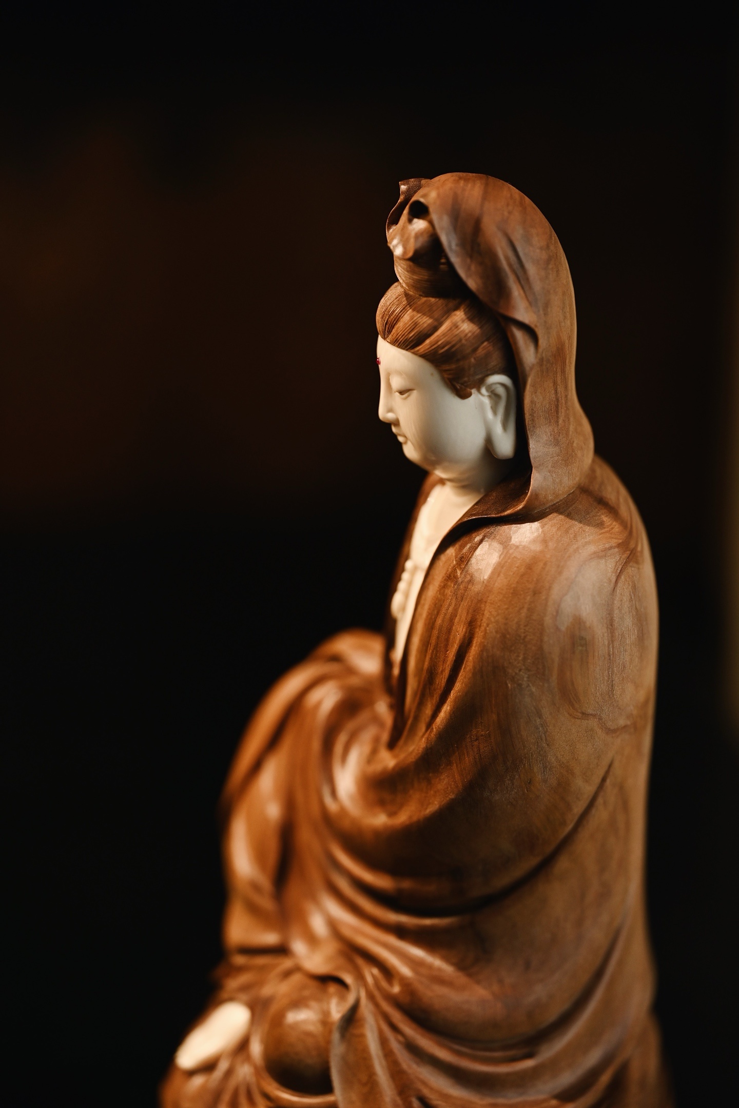 老山檀x猛犸 | 自在观音观音低首垂目，开脸饱满丰润，神情慈祥，似在俯瞰尘世众生