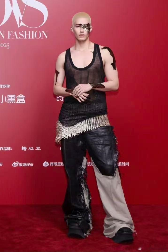 米卡好牛的面部折叠度米卡这下是真把我当外人了 小老外这次捂这么严实是真的把我当外