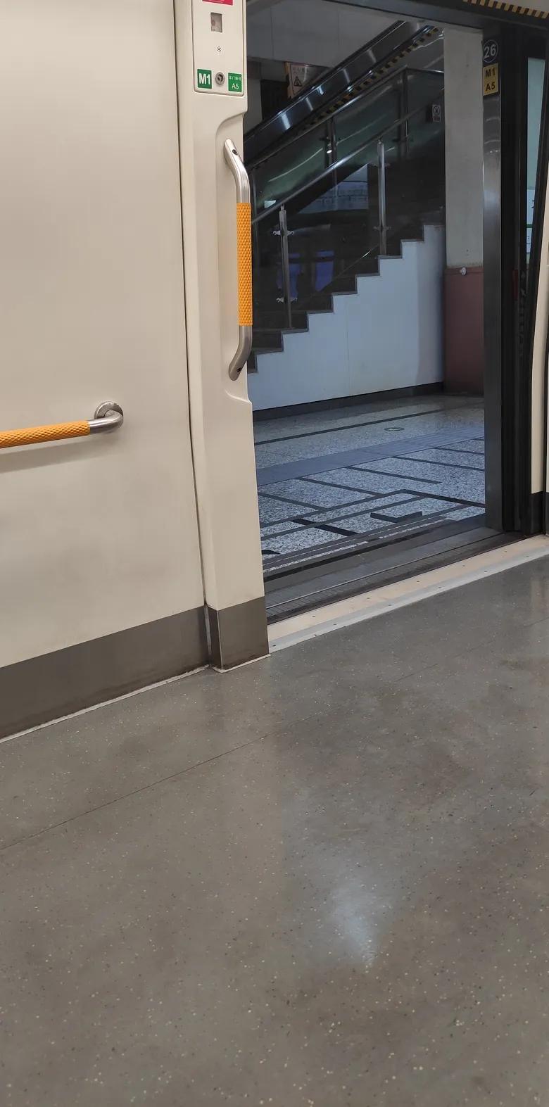 最近遇到的稀奇事情。
在某某河地铁站进口，一女子背小包进站，被安检拦住，争辩说我