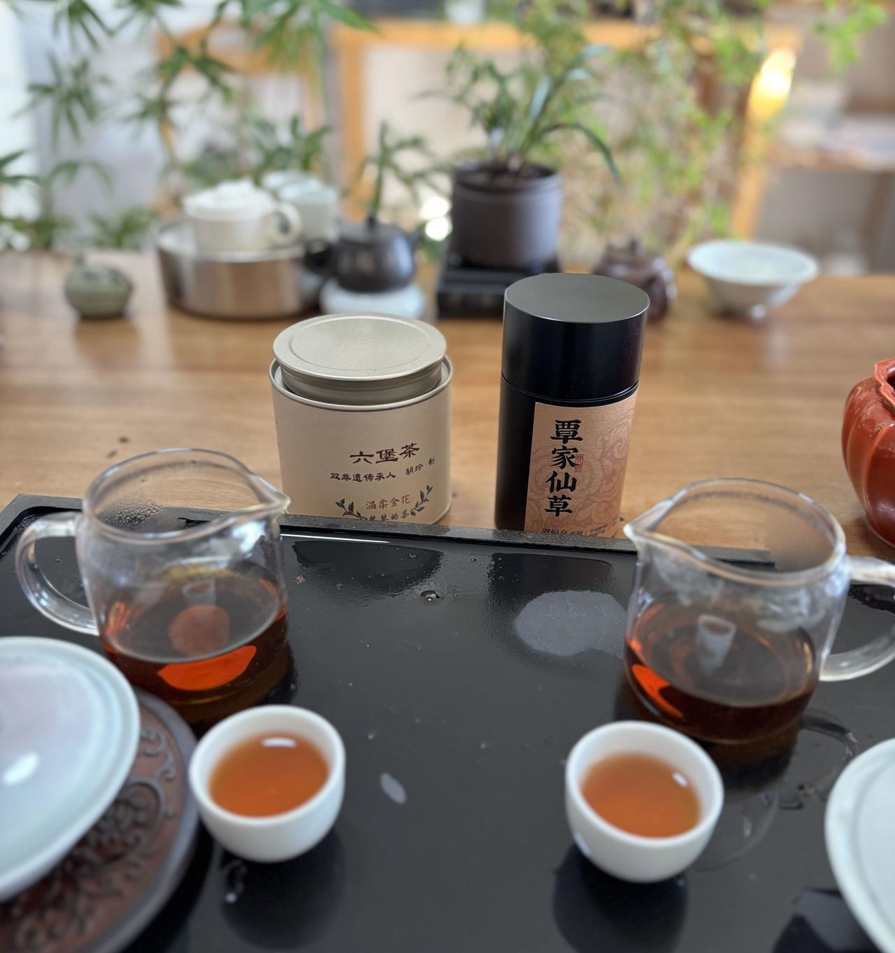 品 六堡茶界泰斗 覃纪全生前做的六堡茶，六堡茶的行业标杆，珍贵。
     胡玲