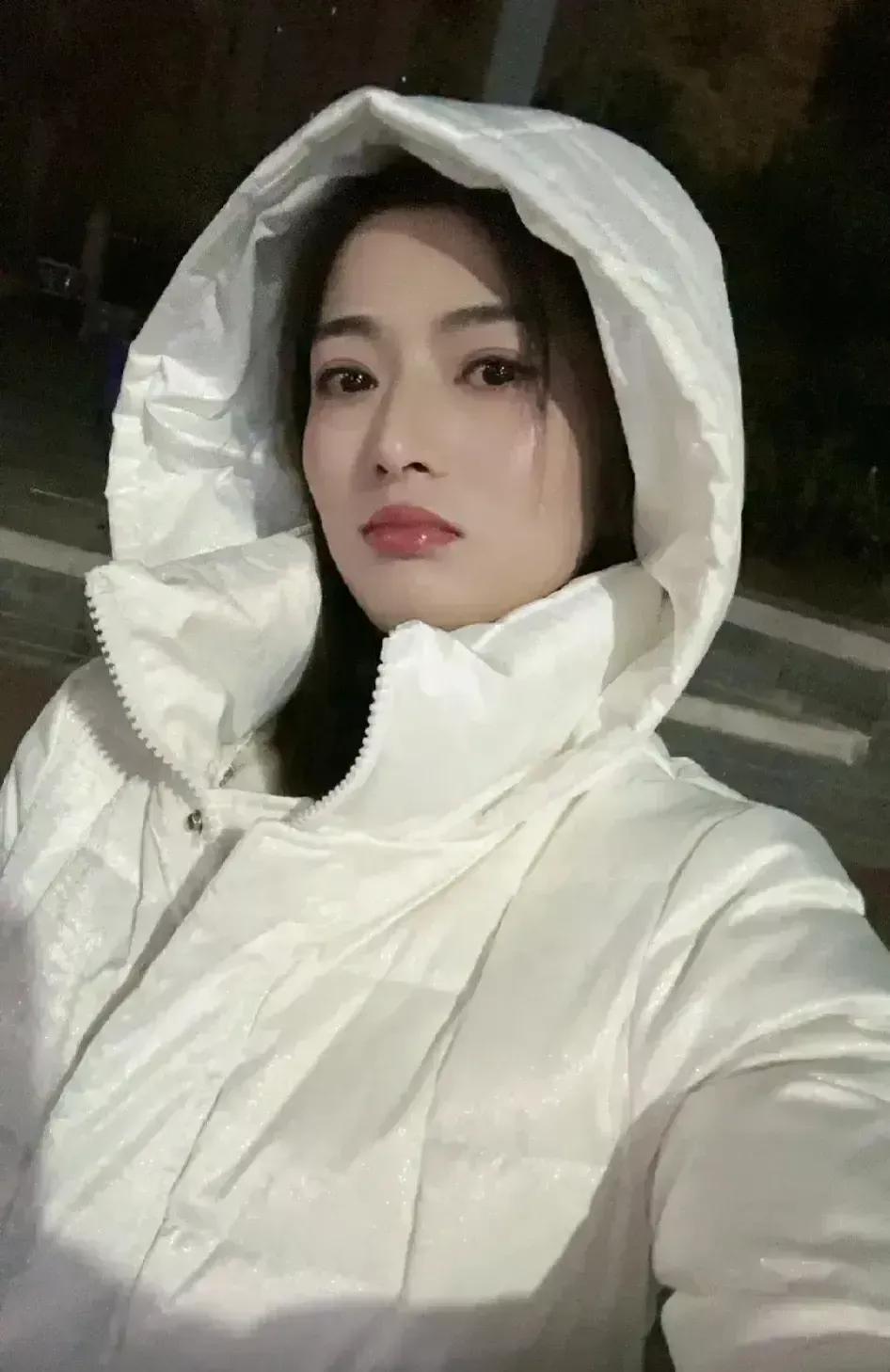 中午饭快饭点的时候，老爸从外面回来，手里提着一块猪肉，说是村里那小张把自家的老母