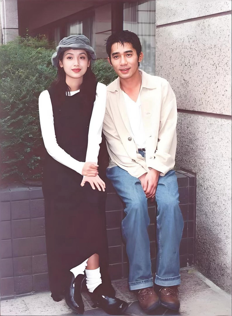 1994年，26岁的吴倩莲和32岁的梁朝伟合影， 吴倩莲算不上五官绝美，但就是跟