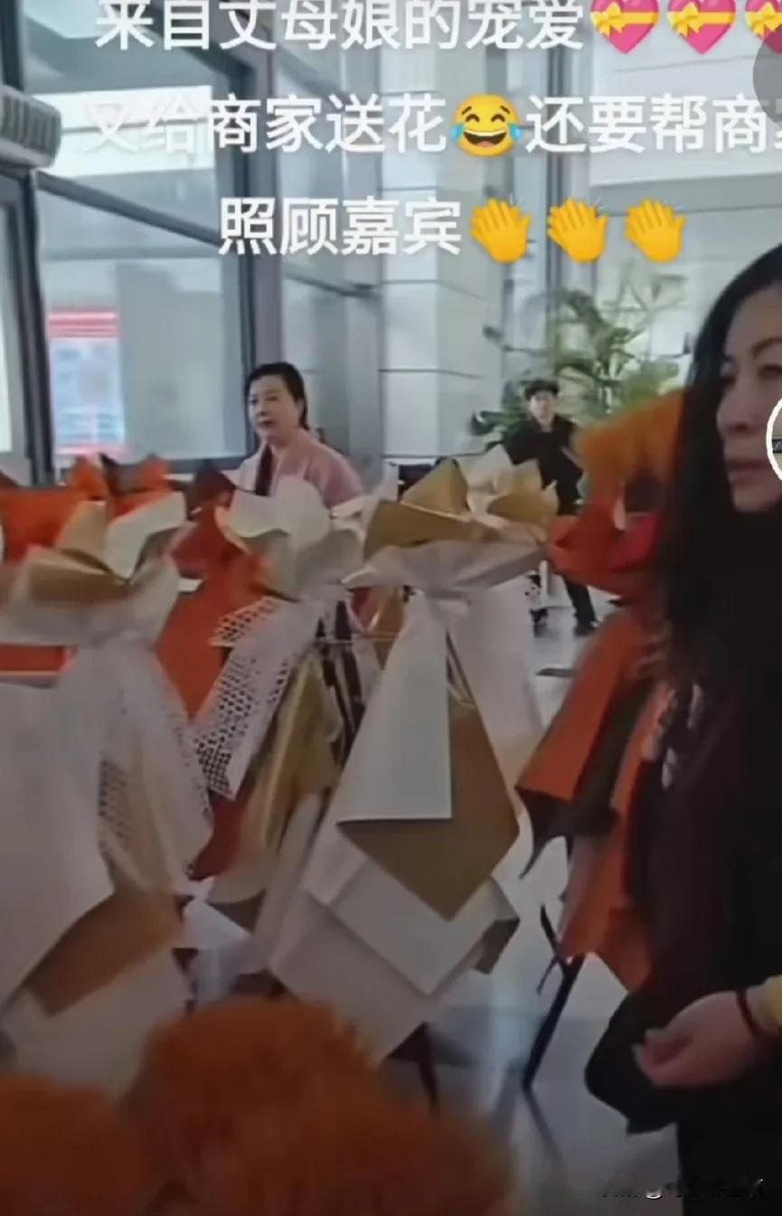 今晚刘德华做客与辉同行，看看董宇辉与刘德华能擦出怎样的火花，这直播间人数又得创新