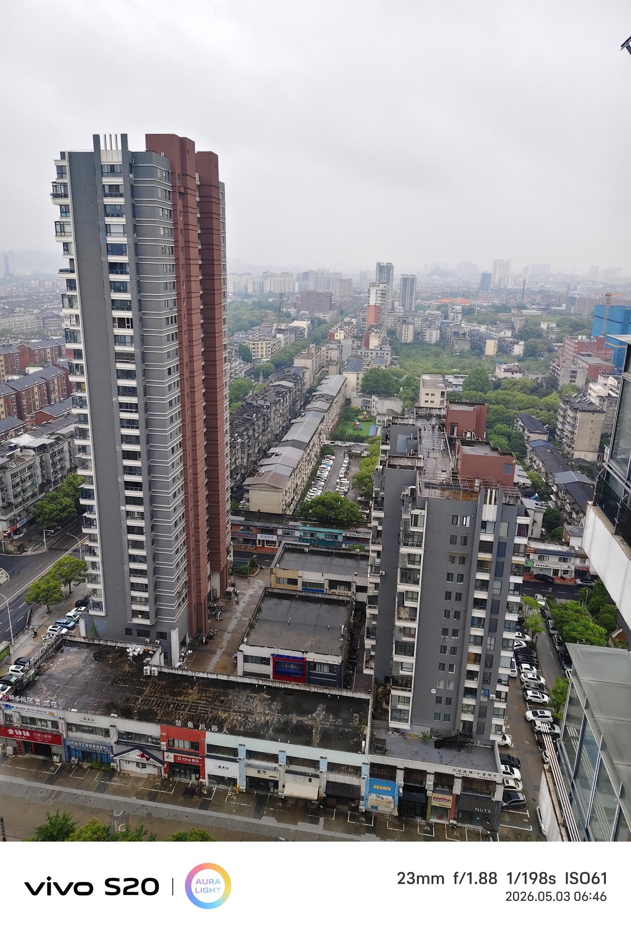 我向来不喜欢下雨天。灰蒙蒙的天空压得很低，整个世界都显得沉闷又压抑。淅淅沥沥的雨