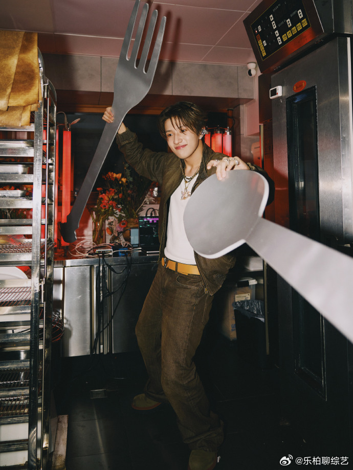 王一珩嘴叼面包 王一珩嘴叼面包，真的是给大家定制的音乐级别的超级大餐了！每场演出