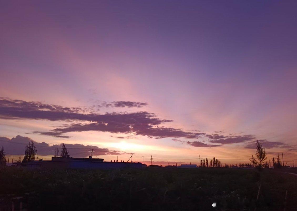 早啊伙伴们初生的太阳☀☀正在拔开云雾慢慢升起 