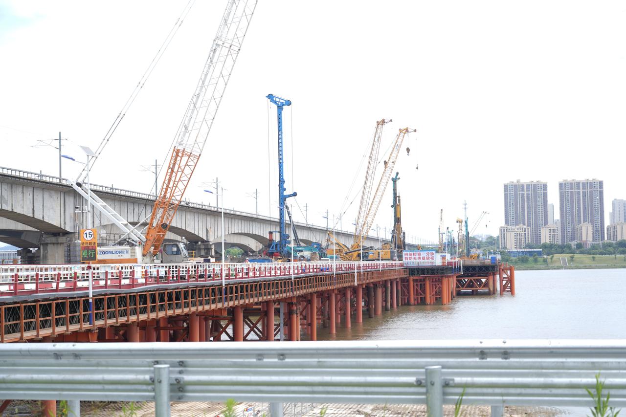 湘赣通衢再提速 长赣高铁望城段建设迎来关键节点
 
仲夏湘江之滨，长赣高铁建设现