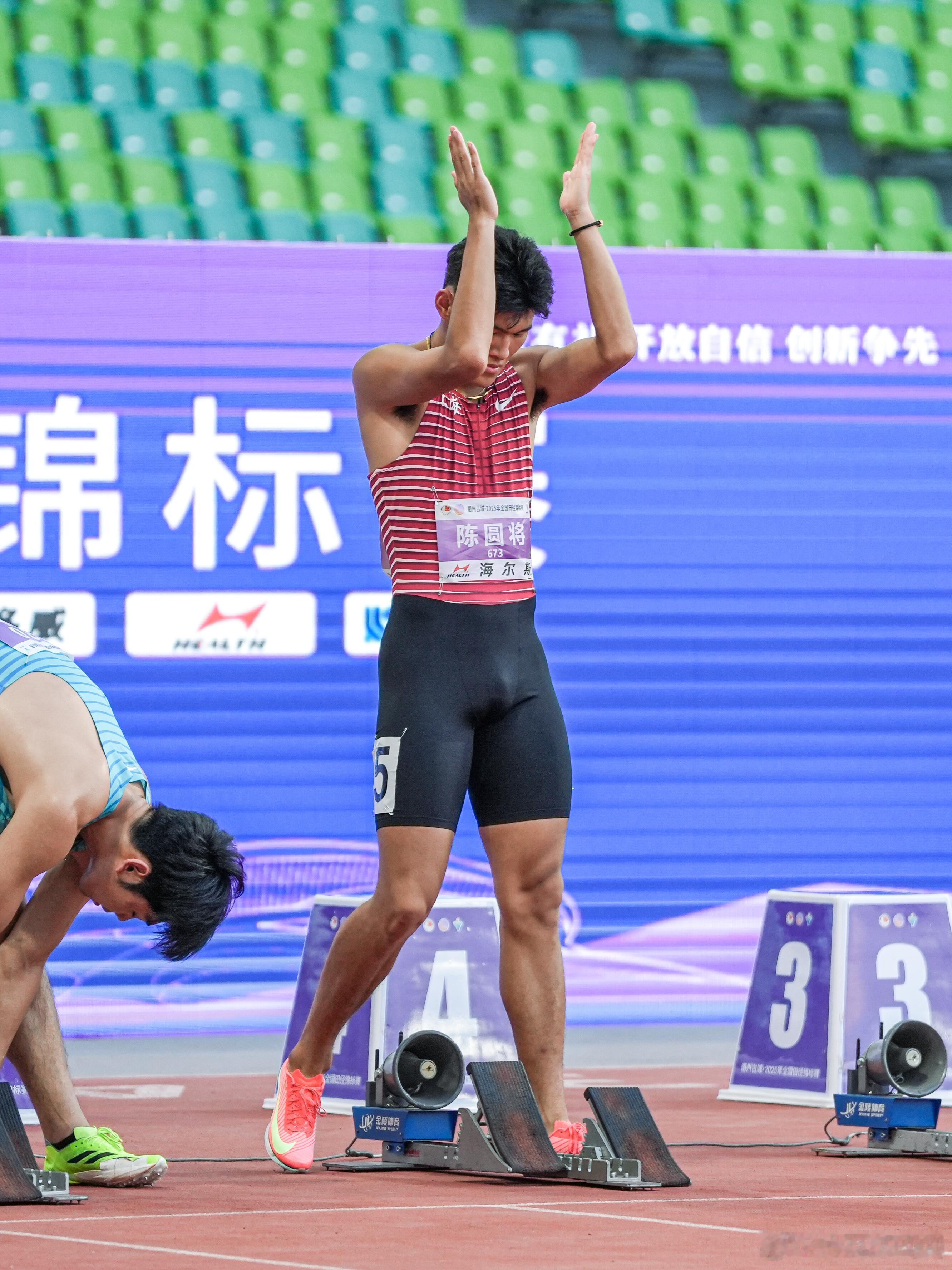 全国锦标赛男子110米栏陈圆将夺冠高水平的国内跨栏较量，陈圆将13秒13拿下冠军