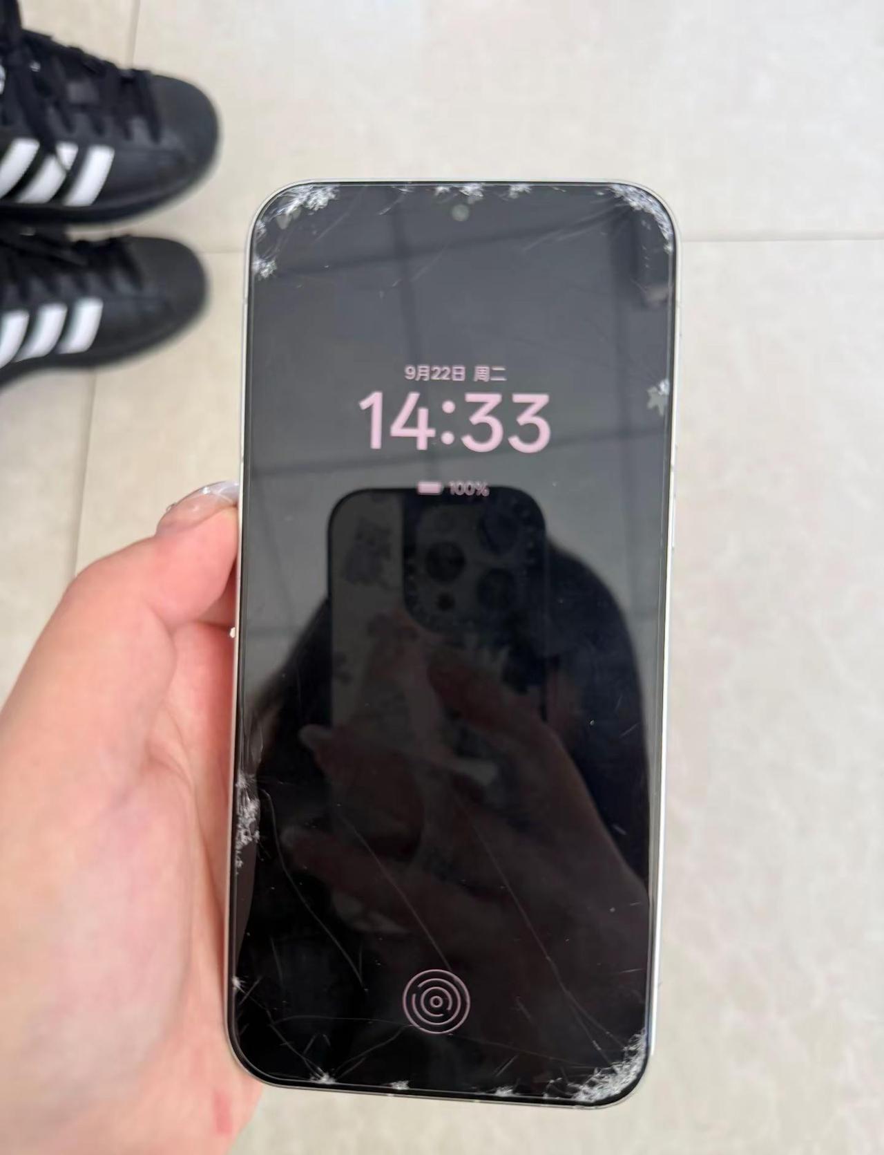 绥中的井盖我恨你，这井盖坑怎么这么深，骑电动车的时候手机给我颠飞出去了，像用石头
