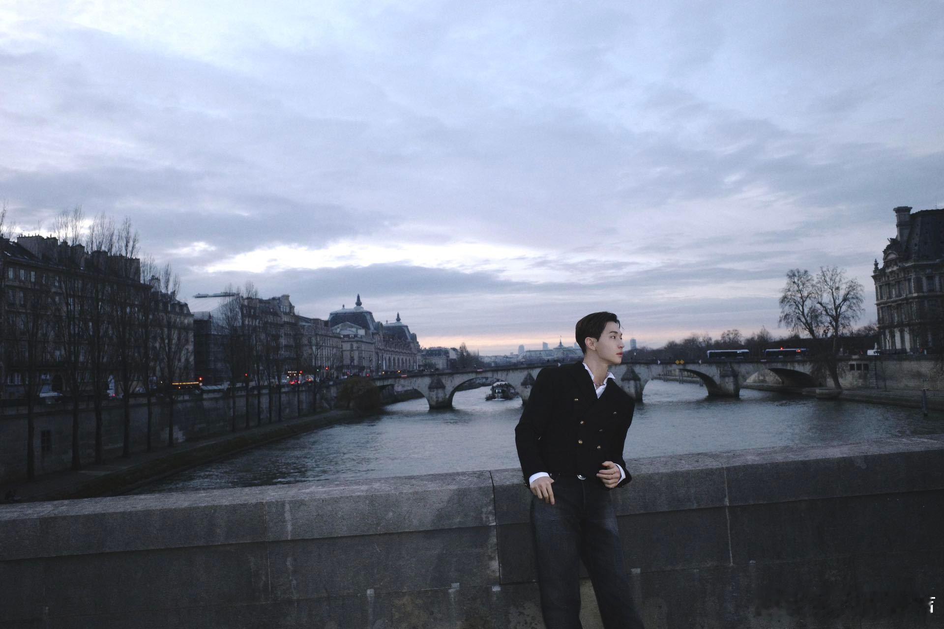 刘宪华和暮光之城男主同框破次元壁同框！两位才华型男的对视好有火花。他俩竟然还能同