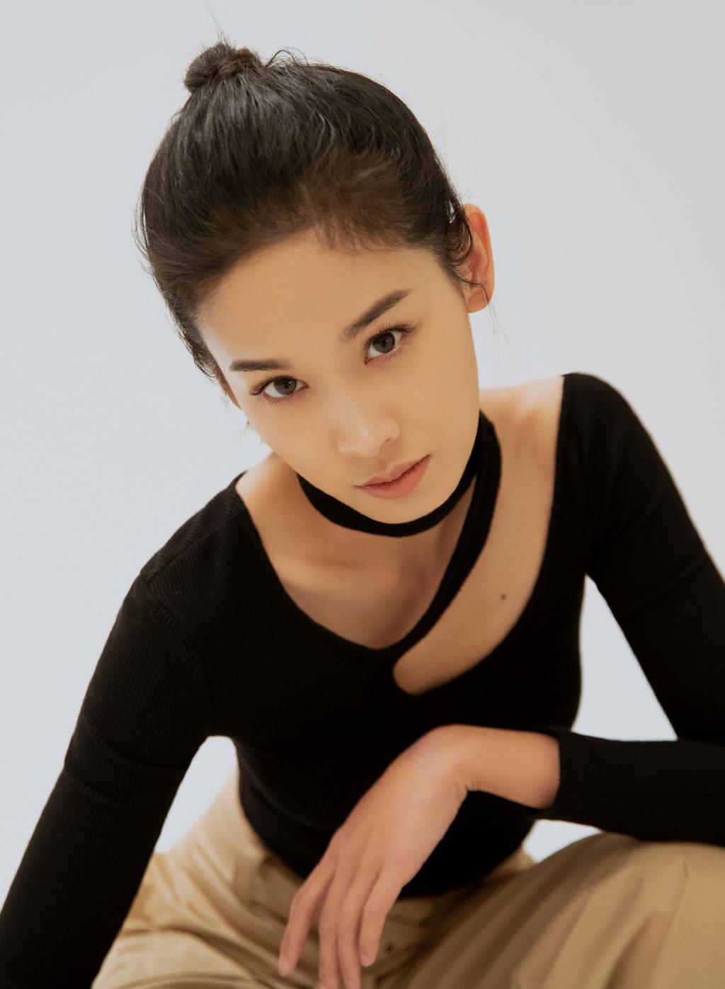 这个女孩跟招人喜欢。

《隐身的名字》里，有个叫李梦的警察，聪明干练，性格豪爽，