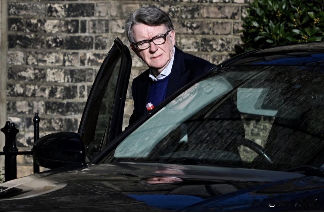 伦敦警方以“公职人员涉嫌行为不当”罪名逮捕了英国前驻美国大使彼得·曼德尔森。
