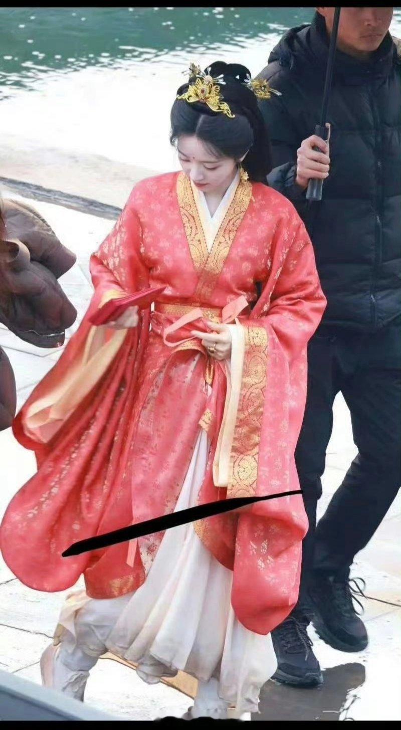 田曦薇在剧组给工作人员大红包！ 