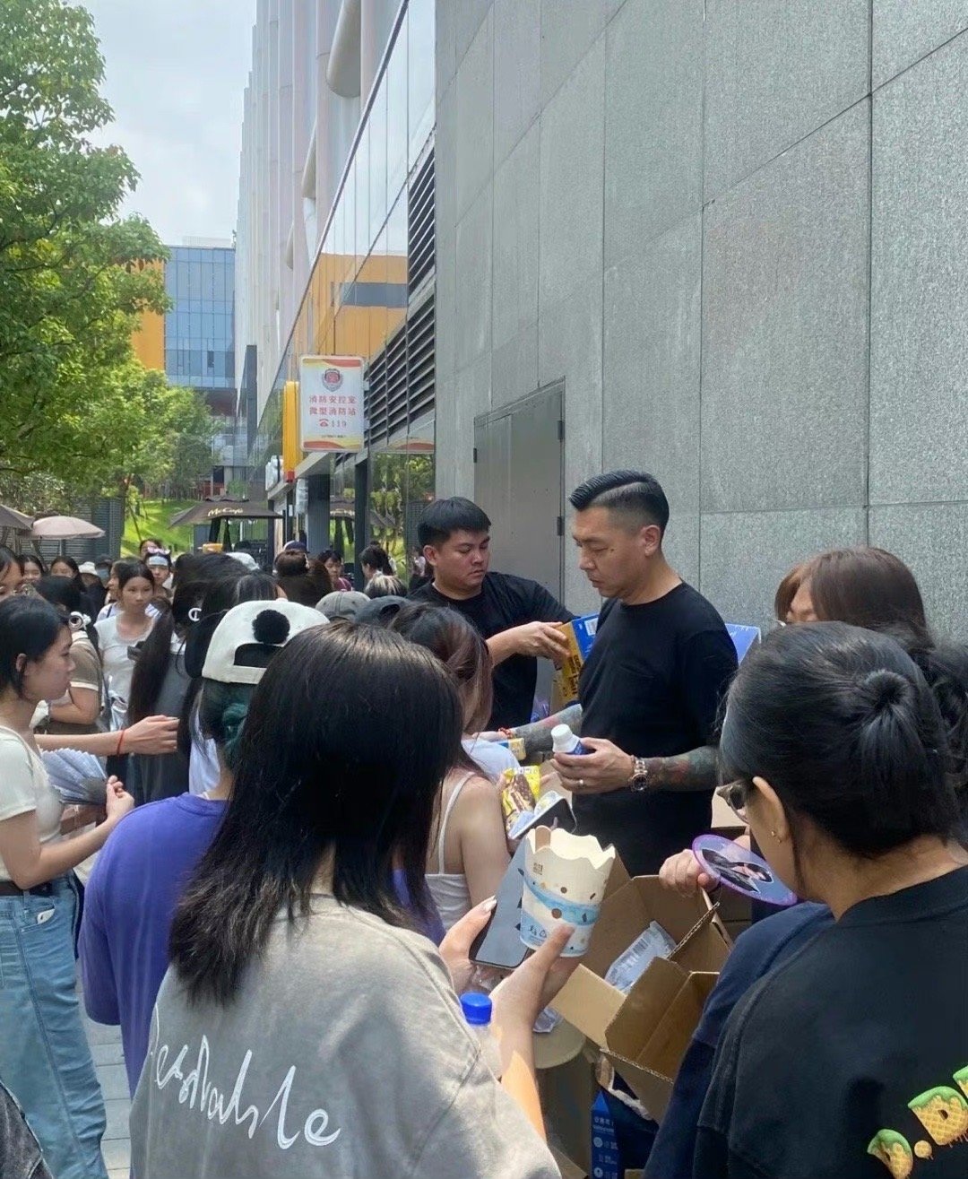 王鹤棣《你好星期六》逆应援粉丝，请粉丝喝可乐、吃雪糕，还发了退烧贴和湿巾，这也太