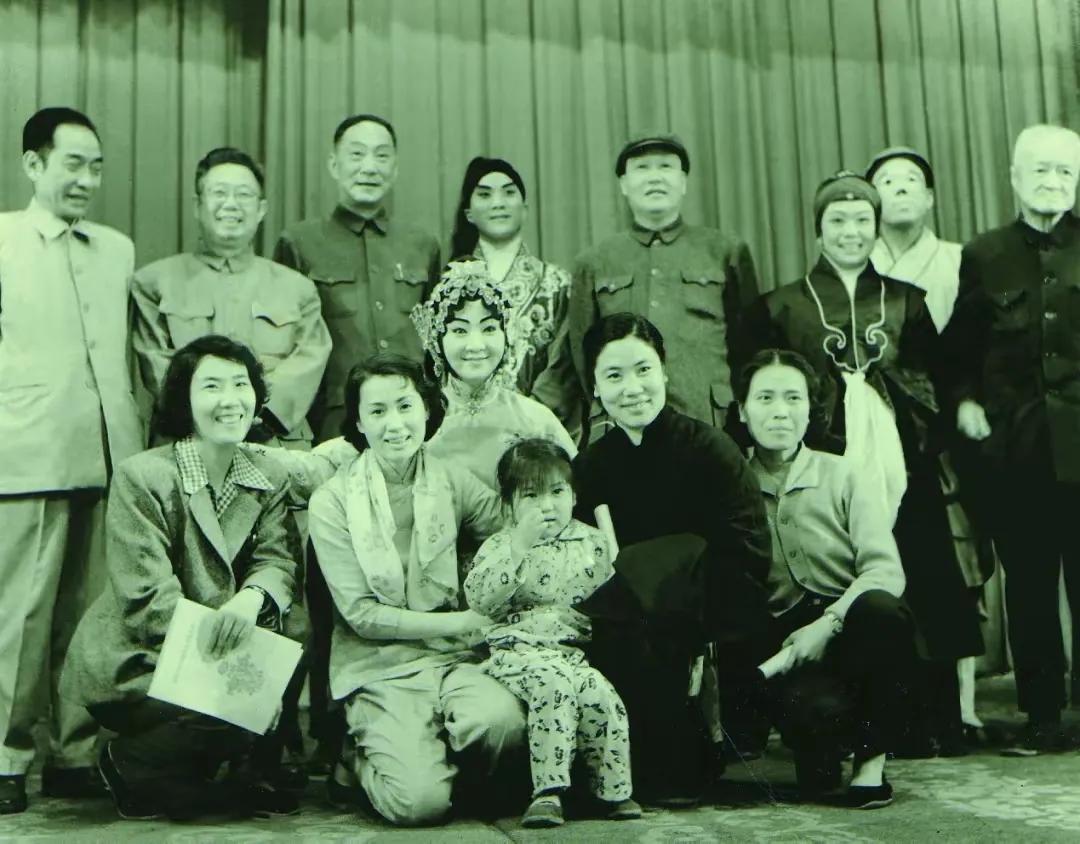 各戏曲代表性人物俞振飞 袁雪芬 红线女 常香玉等的合影（1960年）