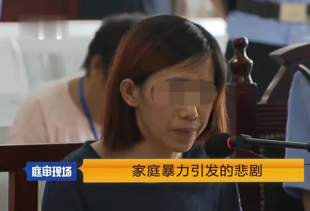 内蒙赤峰，凌晨3点，女子突然敲开70岁公公的房门，扑通一声跪在老人面前：“爸爸，