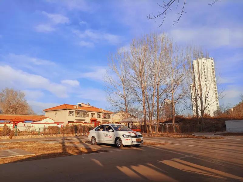 长沙一女生年初花3180元报名学车，练车被索要200元空调费，协议里没这费用，驾
