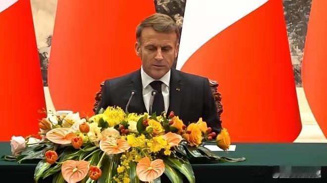 现场签字！中法合作稳了。
​​12月4日的北京，签字仪式上的马克龙满脸舒展，那神